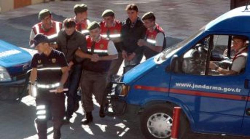 K&uuml;tahya'daki cinayetle ilgili, katil zanlıları mahkemeye sevk edildi