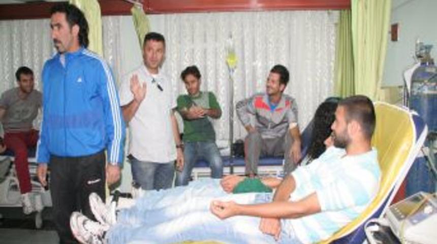 Futbolcular yemekten zehirlendi