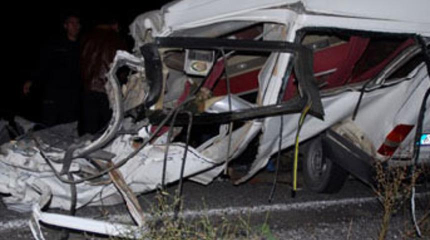 Katliam gibi kaza; 4 &ouml;l&uuml;, 9 yaralı