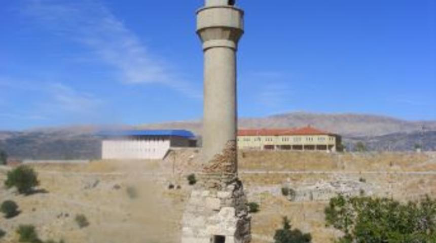 Camisiz minare yıllara meydan okuyor