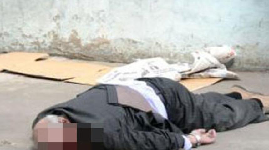 Yaşlı adam kaldırımda &ouml;l&uuml; bulundu