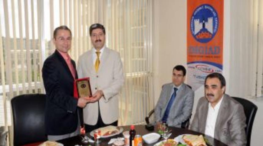 DİGİAD'dan T&uuml;rk Telekom eski B&ouml;lge M&uuml;d&uuml;r&uuml; Katmer'e plaket