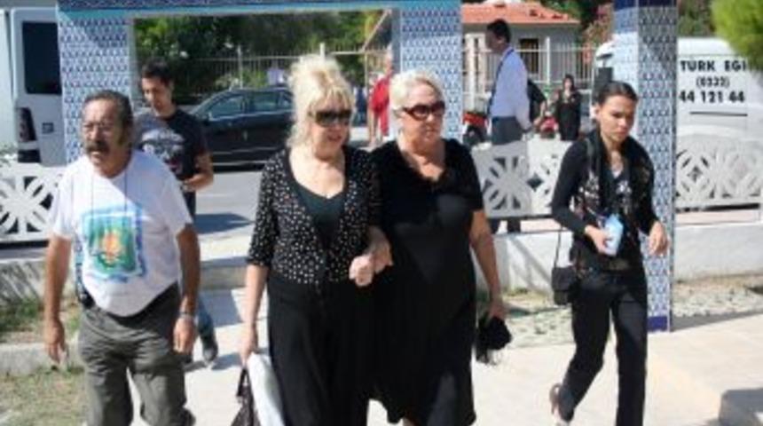 T&uuml;rk sinemasının unutulmaz karakterlerinden Muzaffer Tema toprağa verildi