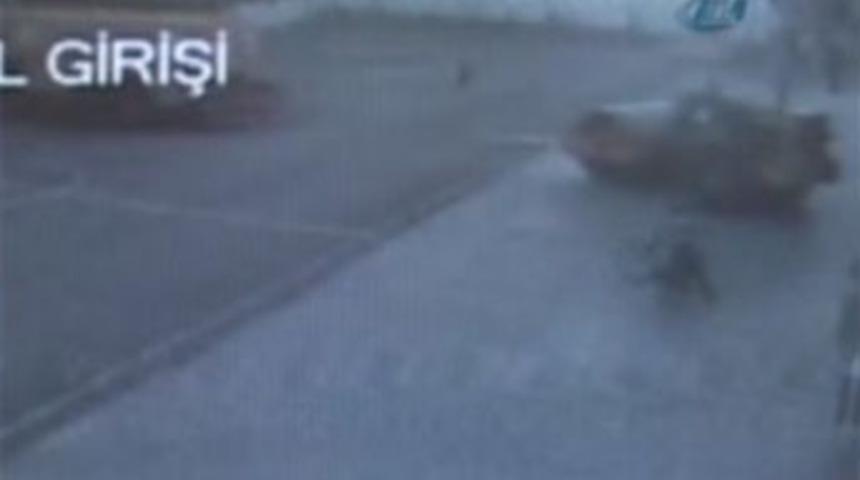 &Ccedil;ocuklar silindirle okulun duvarına &ccedil;arptı