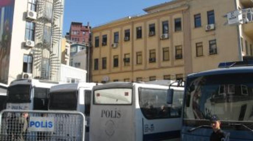 KCK operasyonunda g&ouml;zaltına alınan 49 kişi adliyede