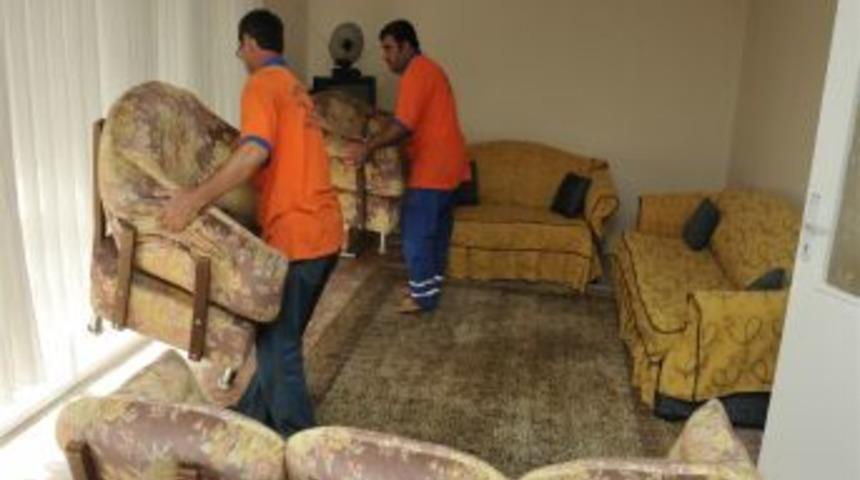 Bornova Belediyesi, yoksullara ve &uuml;niversite &ouml;ğrencilerine eşya veriyor