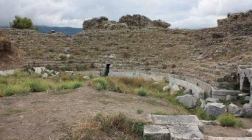 İznik Antik Roma Tiyatrosu'na İl &Ouml;zel İdaresi el attı