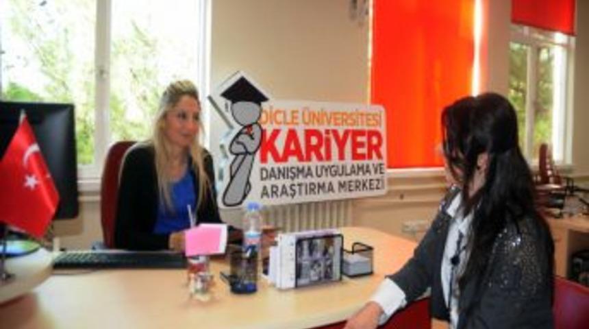 Dicle &Uuml;niversitesi, gen&ccedil;lere kariyer danışmanlığı hizmeti veriyor