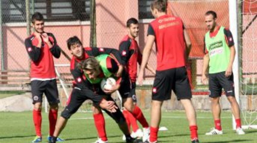 Gen&ccedil;lerbirliği oyuncuları Erdal ve Oktay ilerisi i&ccedil;in takımlarından umutlu