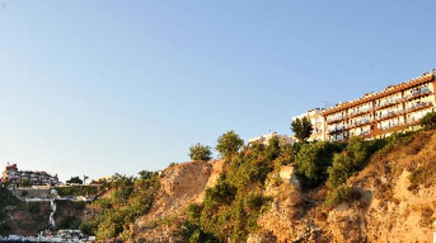 Falezlerdeki tehlike bina boşalttırıyor