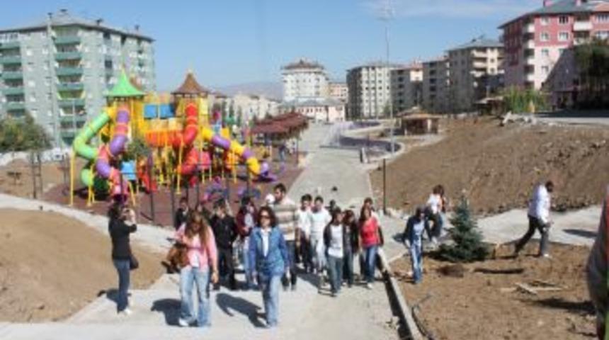 Peyzaj B&ouml;l&uuml;m&uuml; &ouml;ğrencileri parkta ders işledi
