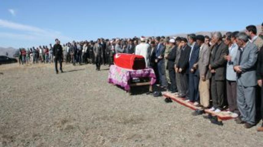 Ter&ouml;ristlerce &ouml;ld&uuml;r&uuml;len Halis G&ouml;k&ccedil;ek K&uuml;rt&ccedil;e ağıtlarla toprağa verildi