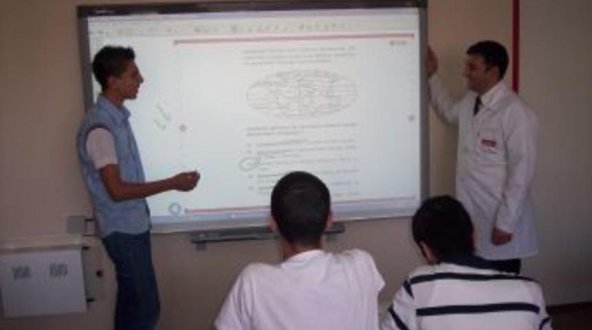 K&ouml;rfez Dershanesi akıllı tahtalarla performansını y&uuml;zde 50 arttırdı