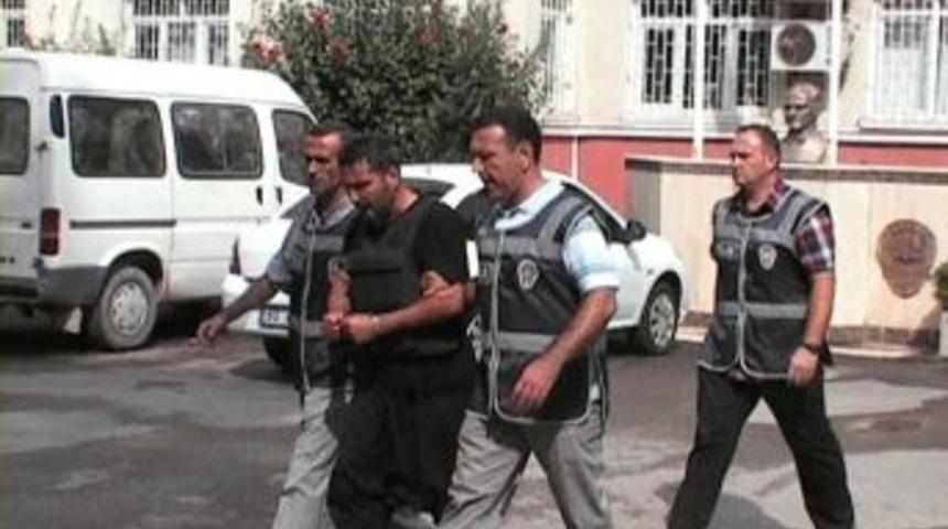 İki kızının g&ouml;z&uuml; &ouml;n&uuml;nde eşini 26 yerinden bı&ccedil;aklayarak &ouml;ld&uuml;rd&uuml;