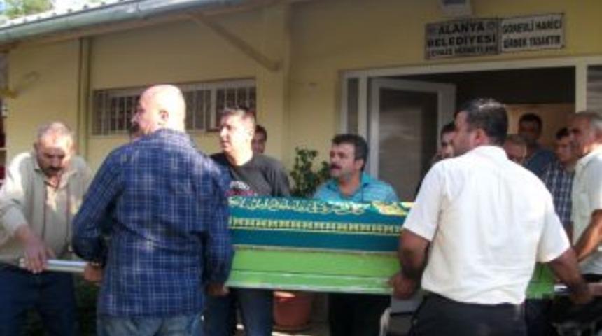 Kamyonet mıcıra kapıldı: 1 &ouml;l&uuml;, 1 yaralı