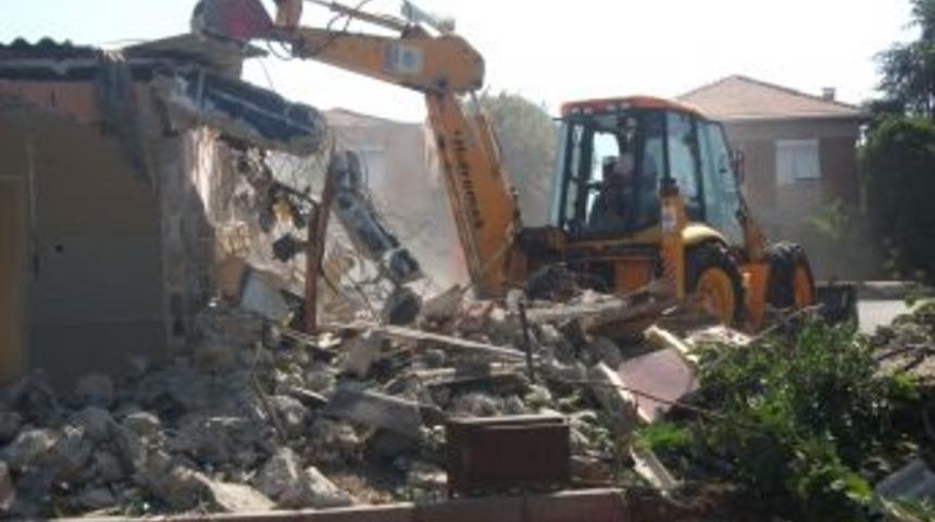 Tuzla'da ka&ccedil;ak yapılar yıkıldı