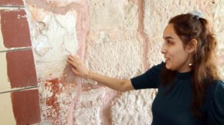 Engellerini, tarihi hissederek aşıyorlar