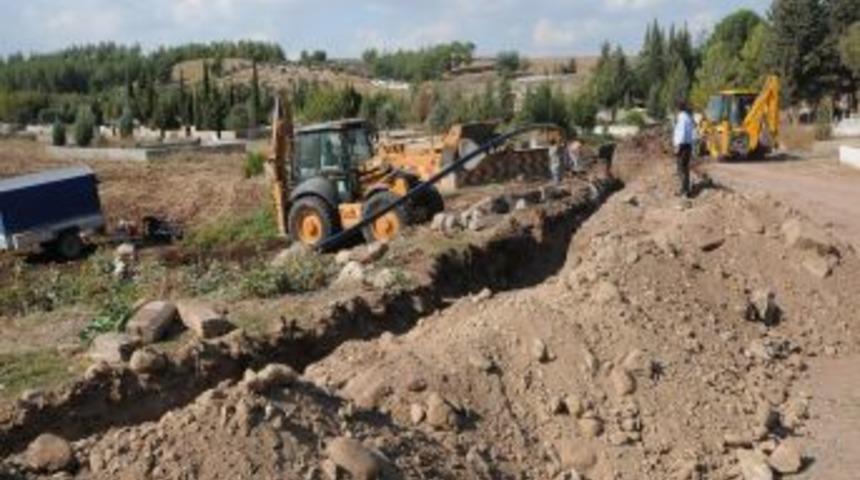 Osmaniye Asri Mezarlığı'na yeni su hattı d&ouml;şeniyor