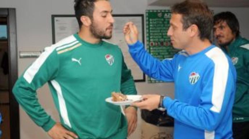 Ozan İpek&rsquo;e s&uuml;rpriz doğum g&uuml;n&uuml; pastası