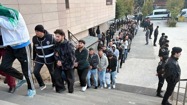 Eskişehir merkezli yasa dışı bahis operasyonunda yakalanan 86 ş&uuml;pheli adliyede 2