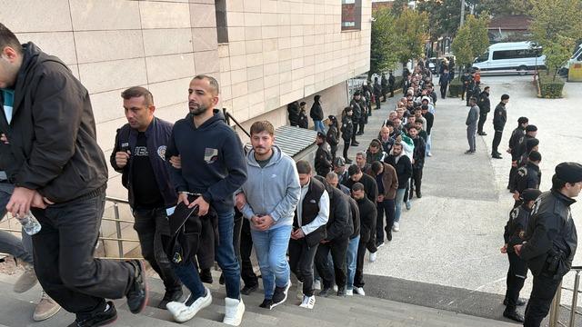 Eskişehir merkezli yasa dışı bahis operasyonunda yakalanan 86 ş&uuml;pheli adliyede 1