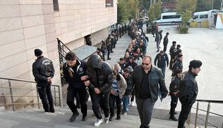 Eskişehir merkezli yasa dışı bahis operasyonunda yakalanan 86 ş&uuml;pheli adliyede