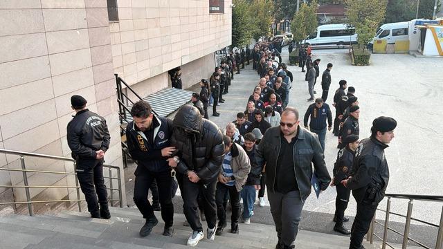 Eskişehir merkezli yasa dışı bahis operasyonunda yakalanan 86 şüpheli adliyede