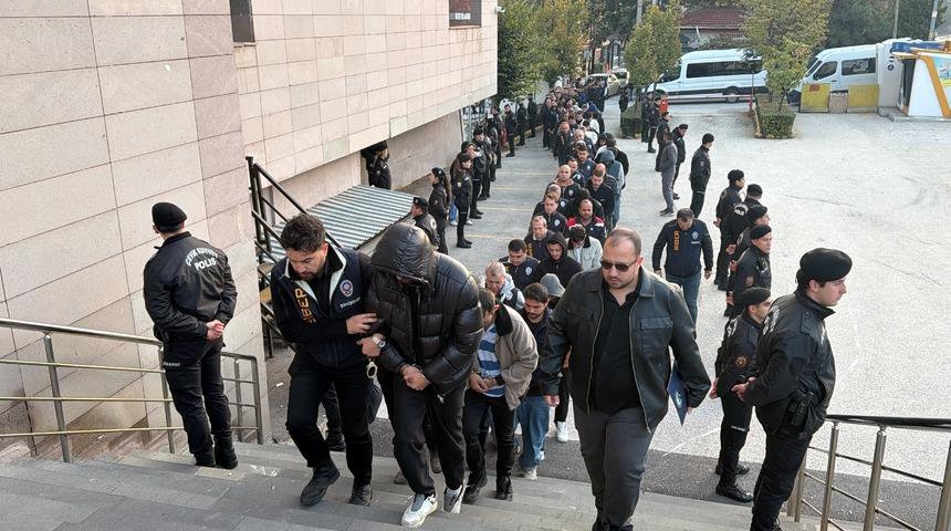 Eskişehir merkezli yasa dışı bahis operasyonunda yakalanan 86 ş&uuml;pheli adliyede