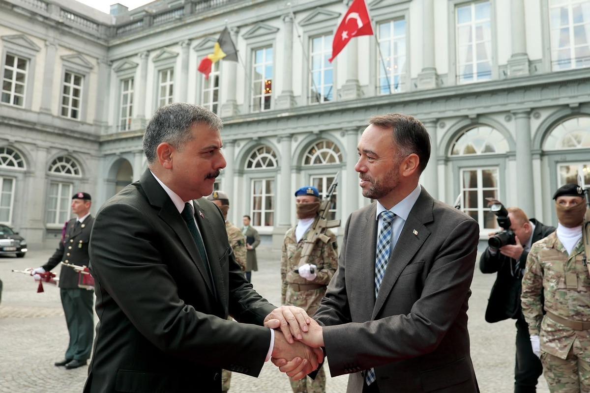 Bakan &Ccedil;ift&ccedil;i den Bel&ccedil;ika da kritik temas! 2