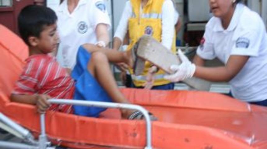 Ayağında çivili tahtayla hastaneye getirildi