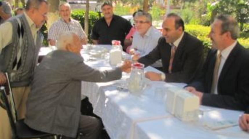 Akhisar Huzurevi Yaşlılar G&uuml;n&uuml;'nde lokma hayrı yaptı