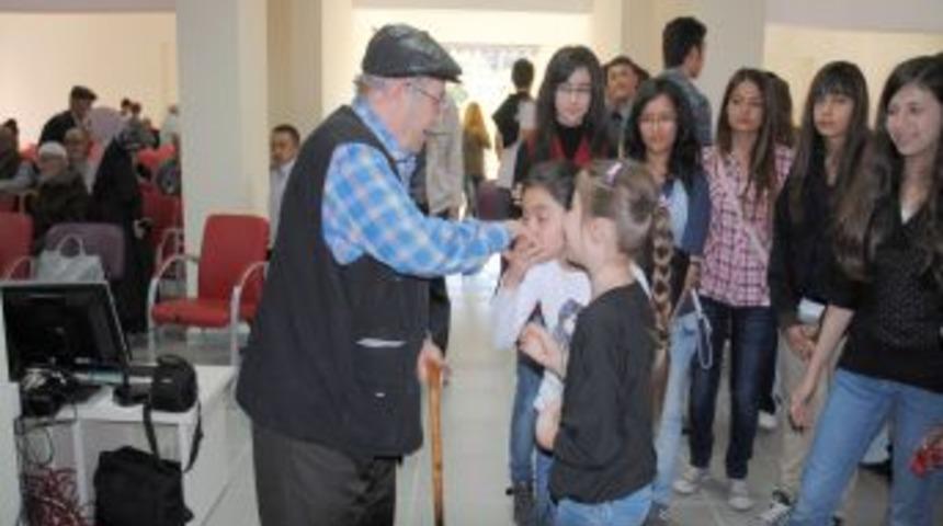 Genç tiyatrocular huzurevini ziyaret etti