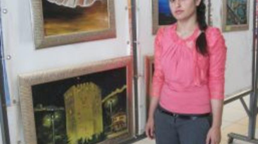 D&uuml;zenlediği sergide,ı resimleri satarak engellillere bağışlayacak