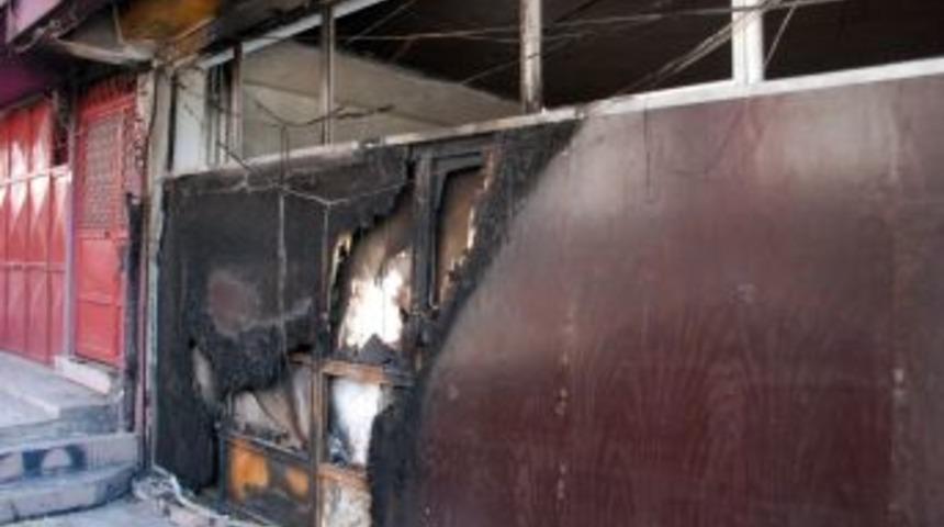 D&uuml;kkanı yakan kişi g&uuml;venlik kamerasına yakalandı