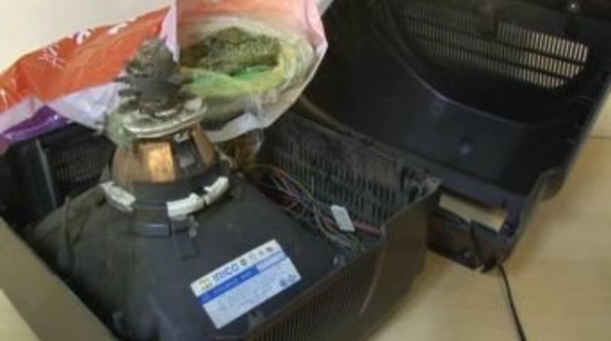 Televizyonun i&ccedil;inden uyuşturucu &ccedil;ıktı