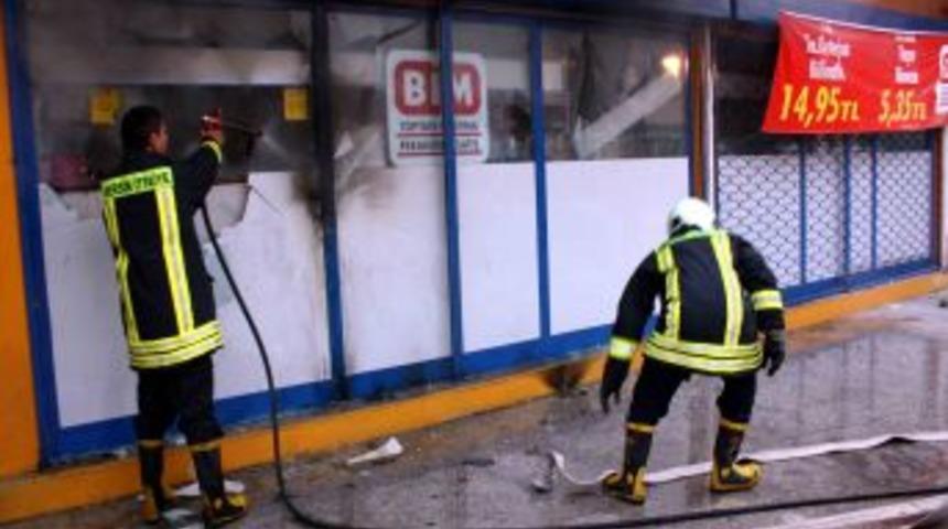 Ter&ouml;r &ouml;rg&uuml;t&uuml; yandaşları marketleri kundakladı