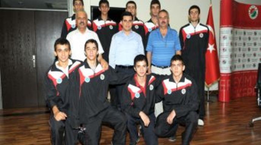 Karataylı sporculardan T&uuml;t&uuml;nc&uuml;&rsquo;ye teşekk&uuml;r ziyareti