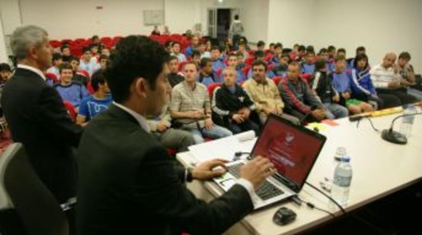 Hakemler, futbolculara UEFA&rsquo;nın yeni kurallarını anlattı