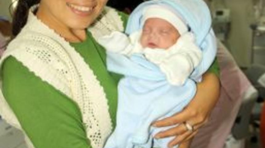 843 gram doğan Kaan bebek, 93 g&uuml;nde hayata tutundu