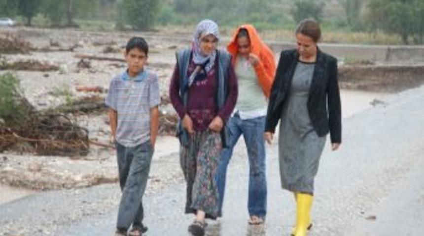 AK Partili vekiller sel b&ouml;lgesinde incelemelerde bulundu