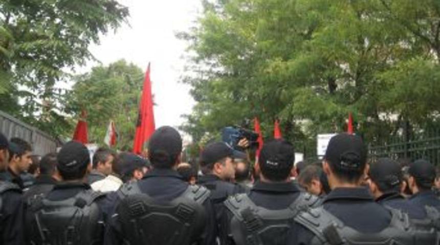 Erdoğan'ın konuşma yaptığı &uuml;niversitede protestocu guruba m&uuml;dahale