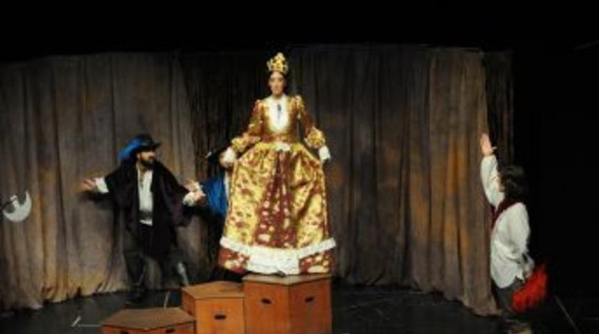 16 tiyatro topluluğu 7 g&uuml;n oyun sahneledi, 7 bin 500 &ccedil;ocuk izledi