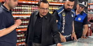 Zincir markete gelenlerin çantası bantlanıp, dolaba koydurtuluyor! 