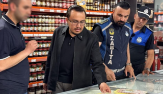 Zincir markete gelenlerin &ccedil;antası bantlanıp, dolaba koydurtuluyor! 