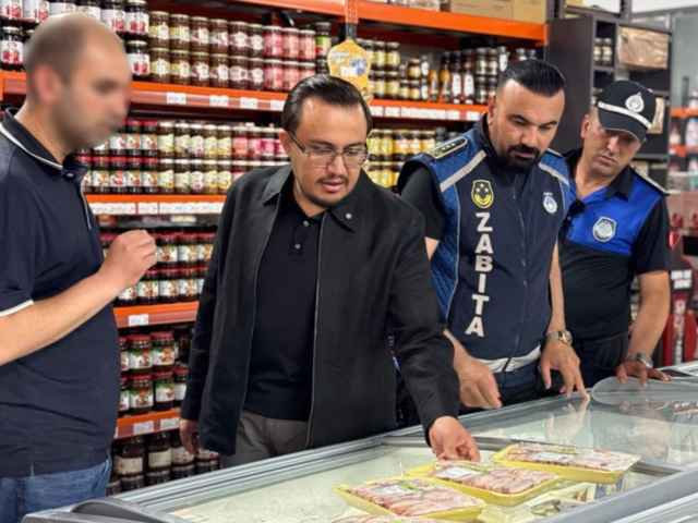 Zincir markete alışverişe gelenlerin &ccedil;antası bantlanıp, dolaba koydurtuluyor! B&uuml;y&uuml;k tepki var... 