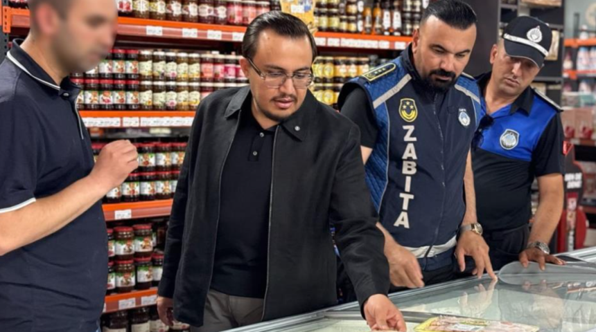Zincir markete alışverişe gelenlerin &ccedil;antası bantlanıp, dolaba koydurtuluyor! B&uuml;y&uuml;k tepki var... 
