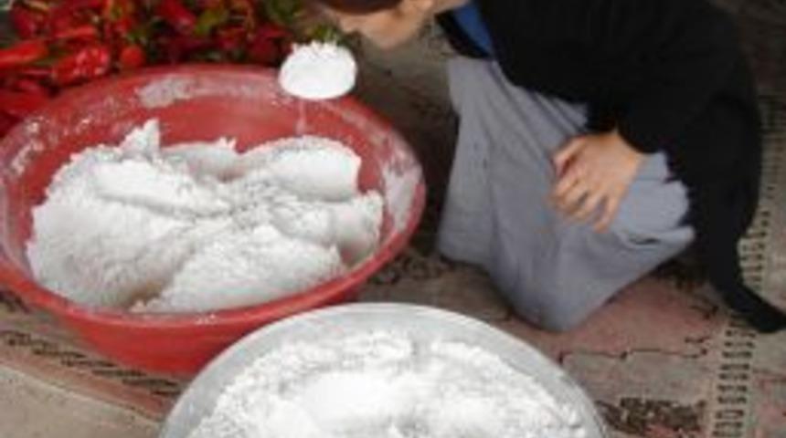 S&uuml;tla&ccedil; ve pelize tatlısı yapımı i&ccedil;in nişastalar keselere kondu