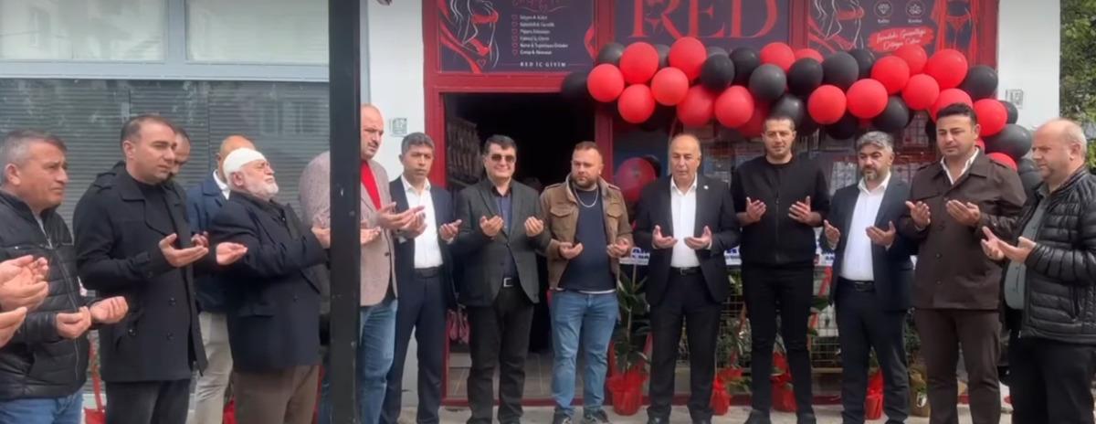 &Ccedil;orum da i&ccedil; giyim mağazasına dualı a&ccedil;ılış! Kırmızı ve siyah balonlar, protokolle kurdele kesimi... 2