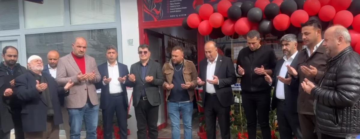 &Ccedil;orum da i&ccedil; giyim mağazasına dualı a&ccedil;ılış! Kırmızı ve siyah balonlar, protokolle kurdele kesimi... 1