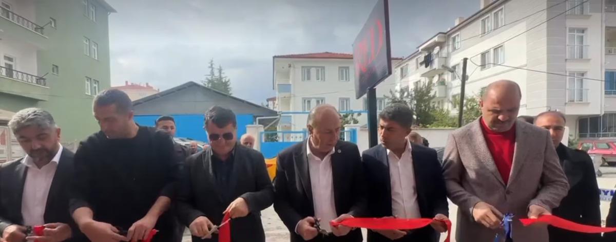 &Ccedil;orum da i&ccedil; giyim mağazasına dualı a&ccedil;ılış! Kırmızı ve siyah balonlar, protokolle kurdele kesimi... 3